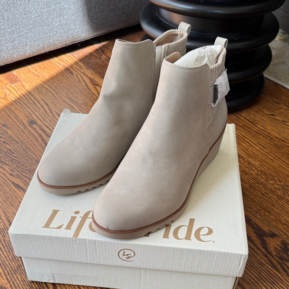B12 Life Stride Women's 9.5W Beige Ankle Boots